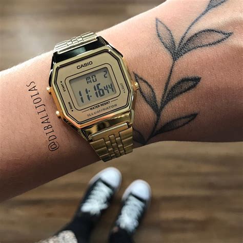 relogio casio dourado.